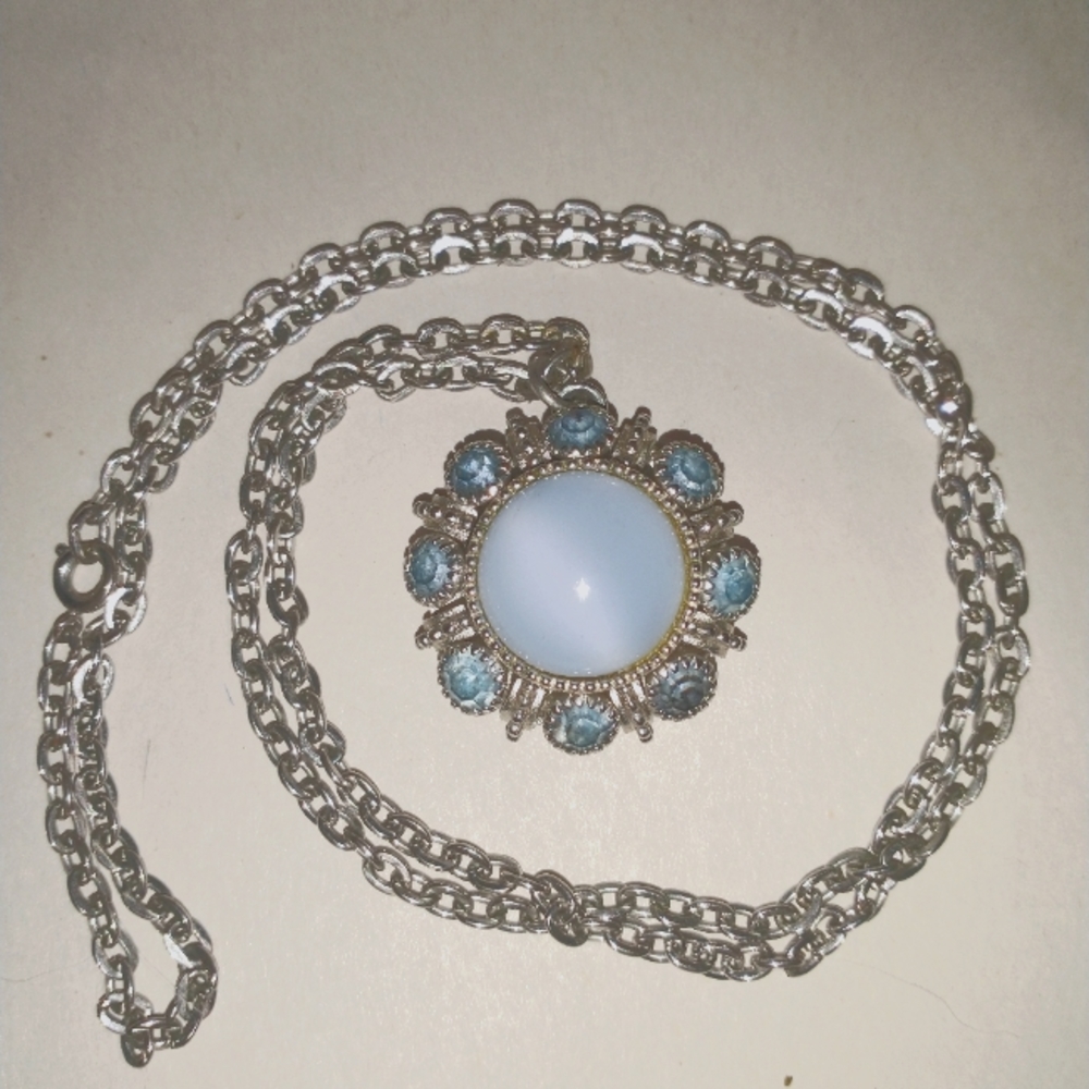 Beautiful Vintag AvonTopaz crystals . Silver tone,